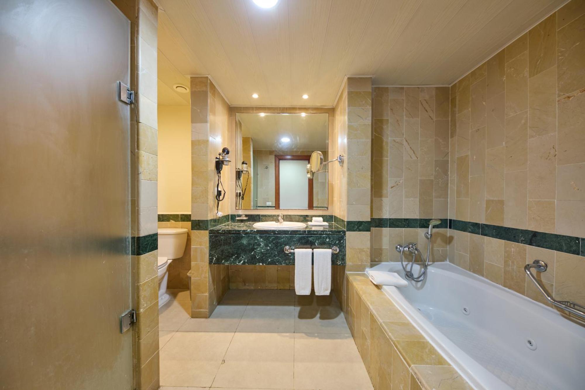 Junior Suite Superior Ocean Front (3 Adults + 1 Child)